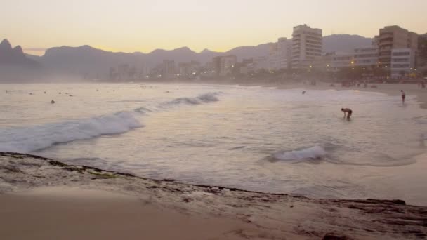 Sunset Pan Från Rio Janeiros Strand Till Atlanten Oidentifierade Människor — Stockvideo