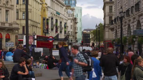 大约在 2011 射门在伦敦皮卡迪利马戏团俯视考文垂街 人都坐在沙夫茨伯里纪念碑纪念喷泉和步行穿过广场的台阶上 2011 — 图库视频影像