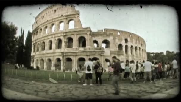 Пан Правый Снимок Людей Смотрящих Колизей Риме Винтажный Стилизованный Видеоклип — стоковое видео