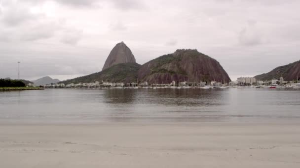 Πυροβολισμό Του Sugarloaf Mountain Από Την Ακτή Στο Ρίο Ντε — Αρχείο Βίντεο