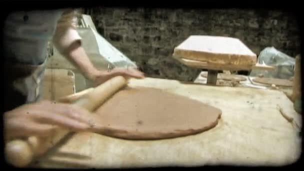 Man Rullar Leran Platt Cirkel Italien Vintage Stiliserade Videoklipp — Stockvideo
