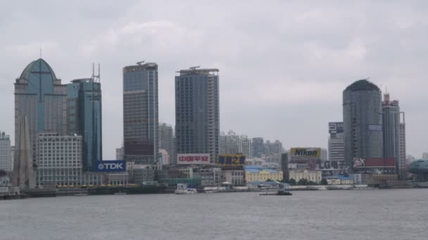 Shanghai Chiny Październik 2012 Wieżowce Logo Firmy Ogromne Obok Rzeki — Wideo stockowe