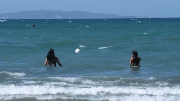 Dos Mujeres Nadando Las Olas Playa Italia — Vídeos de Stock