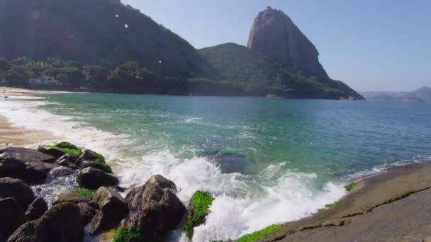 リオのレッドビーチに覆われてワカメ岩で洗浄する波のスローモーション撮影 — ストック動画