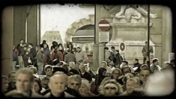 Tłum Ludzi Poruszających Się Wiedniu Vintage Stylizowany Klip Wideo — Wideo stockowe