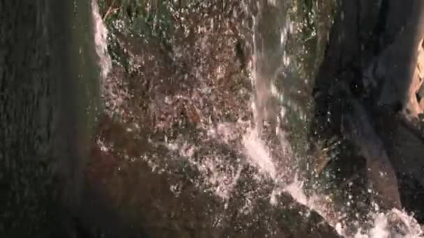 Zeitlupe Nahaufnahme Kippschuss Eines Wasserfalls Der Über Felsen Läuft — Stockvideo