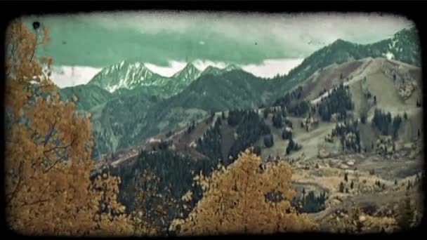 Kahverengi Mavi Karla Kaplı Dağlar Mesafe Ile Dağlık Vadisi Overlook — Stok video