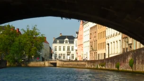 Schuss Unter Einer Brücke Auf Einem Kanal Brugge Belgien — Stockvideo