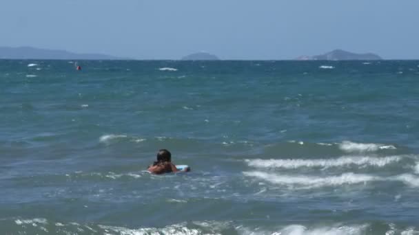 Woman Riding Waves Boogie Board Italy — Stock Video