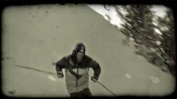 专业的滑雪者 穿着专业齿轮滑雪下山 复古风格化视频剪辑 — 图库视频影像