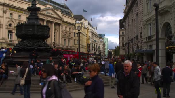 Londyn Października 2011 Strzał Piccadilly Circus Londynie Ludzie Siedzą Schodach — Wideo stockowe