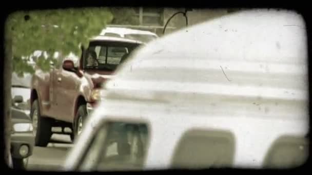 Автомобили Отходят Заправки Люди Заправках Платят Бензин Винтажный Стилизованный Видеоклип — стоковое видео