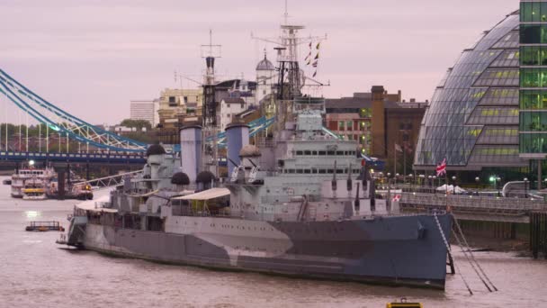 Stationary Shot Ship Anchored Close London City Hall Early Evening — Stock Video