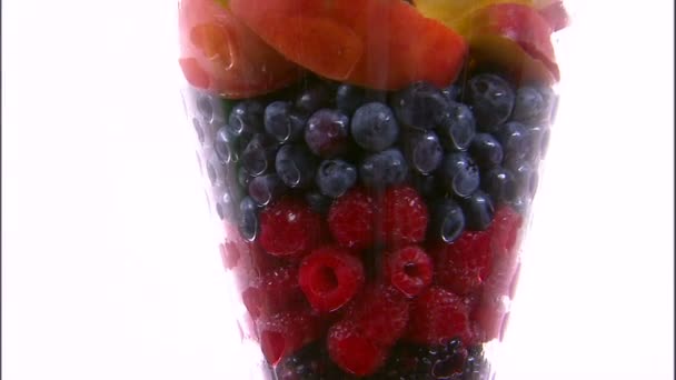 Zoom Arrière Assortiment Fruits Dans Vase Sur Écran Blanc — Video