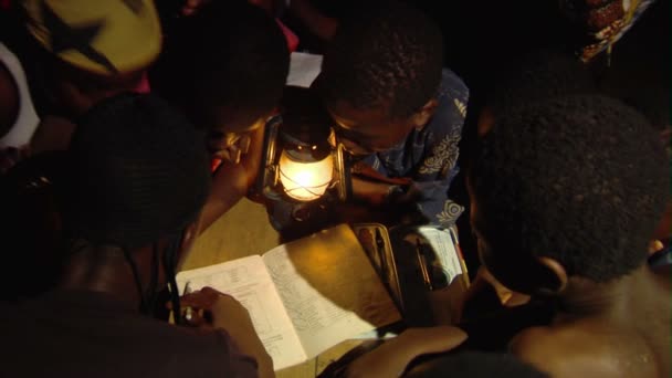 アフリカ ケニア 2010 媒体のランプ周りを読んで子供の高さ角度を撮影 — ストック動画