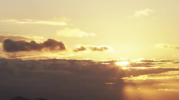 브라질 리우데자네이루의 언덕을 무적의 촬영은 하늘의 태양과 구름으로 시작하여 언덕을 — 비디오