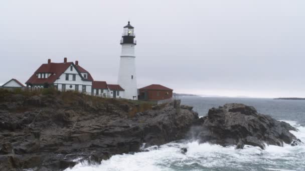Portland Hoofd Licht Met Golven Breken Rotsachtige Kust Cape Elizabeth — Stockvideo