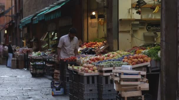 Amplio Tiro Hombre Que Clasifica Través Del Stand Del Mercado — Vídeos de Stock