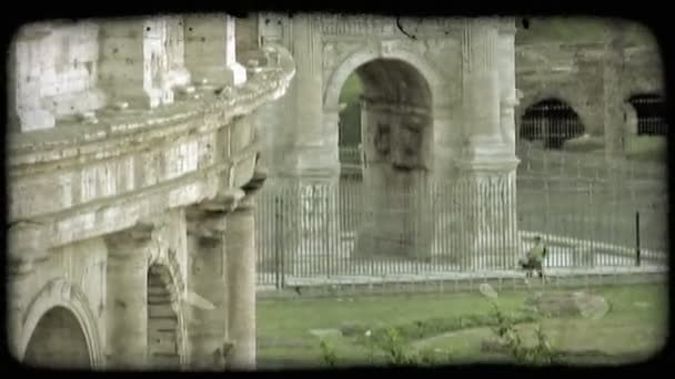 ローマのコロッセオの側面のクローズアップショット ヴィンテージ様式化ビデオクリップ — ストック動画