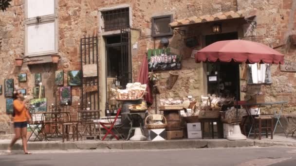 Снимок Девушки Проходящей Мимо Магазина Тоскане Деревня — стоковое видео
