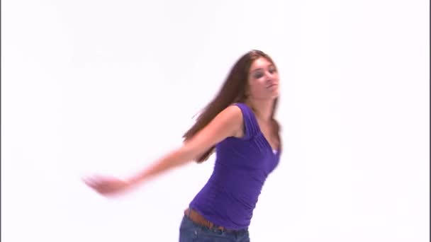 Foto Una Chica Bailando Con Una Camisa Morada Jeans — Vídeos de Stock