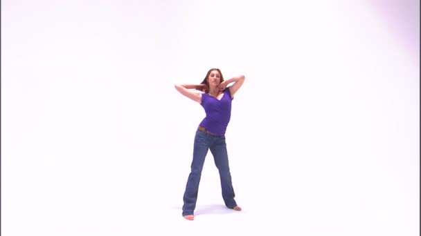 Aufnahme Eines Tanzenden Mädchens Lila Hemd Und Jeans — Stockvideo
