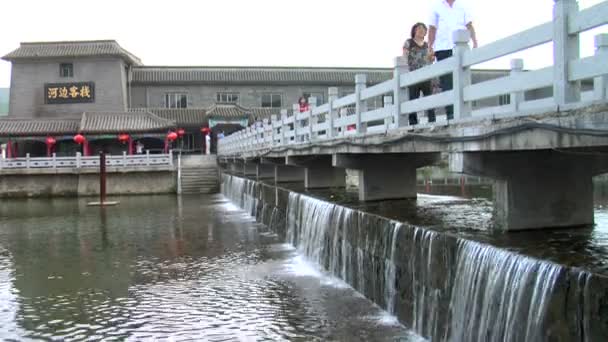 Chine Octobre 2012 Plan Moyen Pont Ruisseau — Video