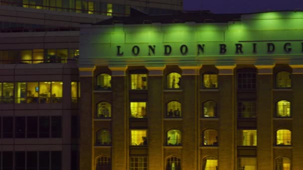 英国伦敦 2011 伦敦桥医院名称的摄像机从左到右移动的平移视图 在晚上拍摄 外面很暗 大楼被点亮 — 图库视频影像