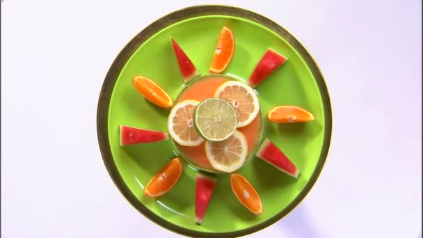 Zoom Toma Surtido Frutas Plato Verde Una Pantalla Blanca — Vídeos de Stock