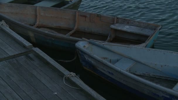 木製手漕ぎボートで塗料を剥離します ドックにオフ縛らと波と潮の流れを優しくロッキングです マサチューセッツ州ロックポート — ストック動画