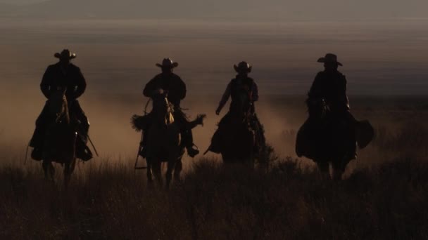 Slow Motion Panorering Skott Fyra Cowboys Ridning Hästar Lämnar Ett — Stockvideo