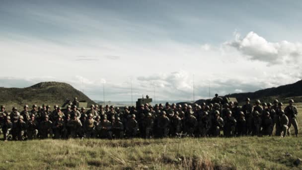 兵士の後ろにファイアーライン爆発 緑色のベレー帽アメリカ合衆国陸軍特殊部隊 — ストック動画