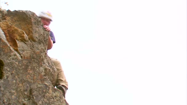 Skott Bergsbestigare Som Når Toppen Outcropping Rock — Stockvideo