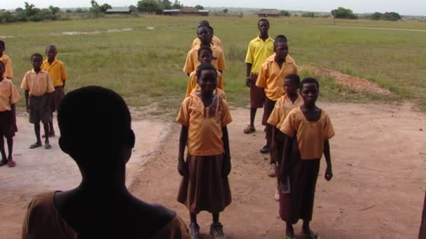 Afrika Kenya Augusti 2010 Bred Bild Barnen Sjunger Linje — Stockvideo