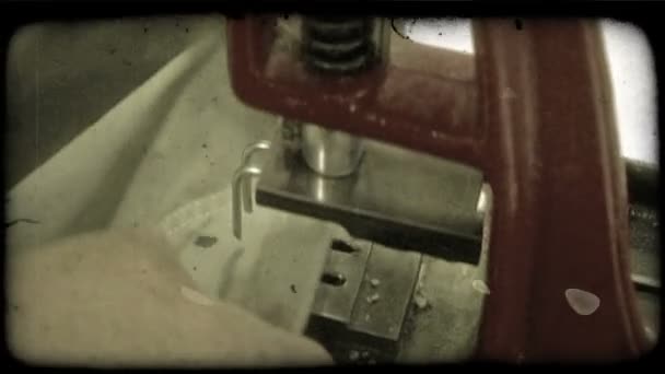Malé Upínací Stroj Vloží Stanu Materiálu Továrně Kovové Spike Kroužky — Stock video