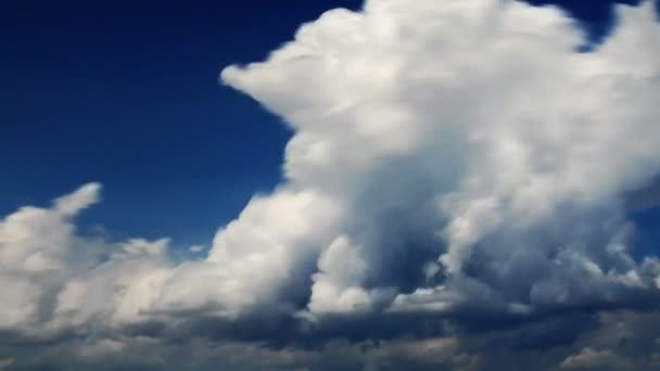 Timelapse Kłęby Chmur Ciemno Błękitne Niebo — Wideo stockowe