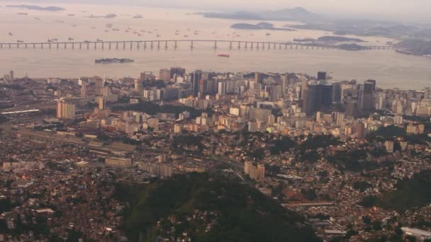 Аэросъемка Рио Жанейро Бразилия Урбанизация Атлантический Океан Мост Лодки Проходят — стоковое видео