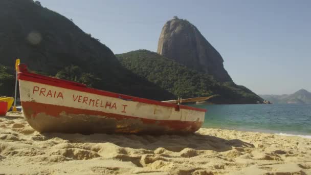 リオデジャネイロ ブラジル 2013年6月19日 遠くにシュガーローフ山とリオで プライア ヴェルメルハI で描かれた単一の釣りスキーフ — ストック動画