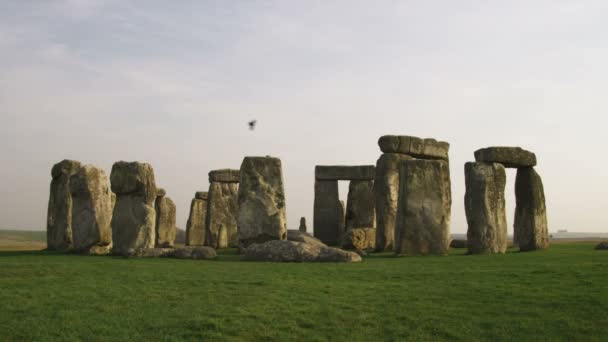 Μεγάλη Βολή Του Stonehenge Πουλιά Που Πετούν Μέσα Από — Αρχείο Βίντεο