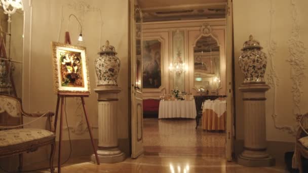 Venice Italy Circa May 2012 Tilt Dolly Shot Fancy Hallway — стоковое видео