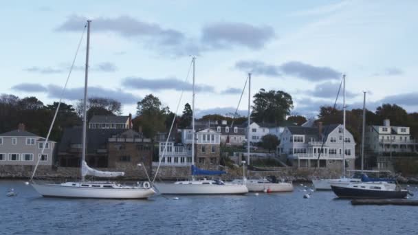Strzał Łodzi Zacumowanej Porcie Rockport Domów Przeciwległym Portu Rockport Massachusetts — Wideo stockowe