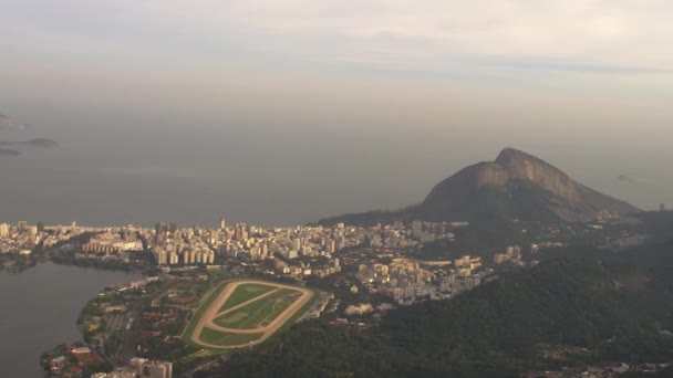ヘリコプターからブラジルの高地 リオデジャネイロ ラゴアのパン リオの高層ビルは騎手クラブと同様に目立つように表示されます — ストック動画