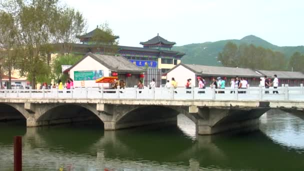 Κίνα Οκτωβρίου 2012 Μέτρια Μεγάλη Shot Από Άτομα Στη Γέφυρα — Αρχείο Βίντεο