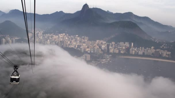 吊船骑下山有雾的日子在里约热内卢 — 图库视频影像
