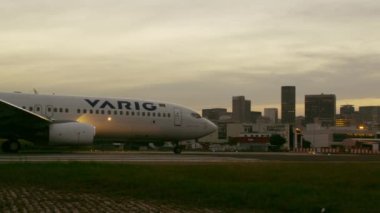 Rio De Janeiro, Brezilya - Haziran 21, 2013: Rio de Janeiro Jacarepagua havaalanından havalanıyor bir aiplane Panning çekim, Brezilya. Klip sabah gerçekleşir ve Rio şehir manzarası arka planda görünür.