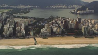 Bir helikopterden çekilmiş Brezilya'da Rio de Janeiro şeridinin havadan izleme atış.