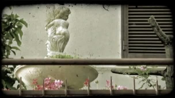 Tiro Uma Estátua Querubim Por Trás Jardim Itália Vintage Clipe — Vídeo de Stock