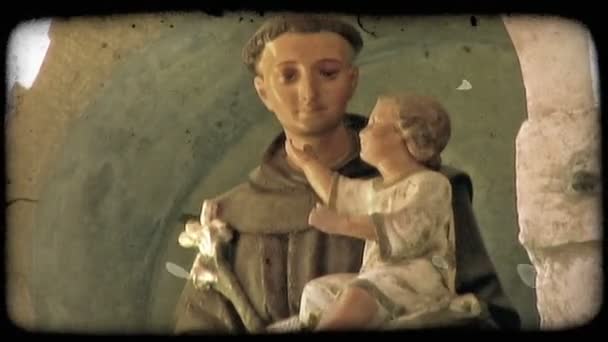 抱着一个婴儿和尚宗教雕像一个亲密镜头 复古风格化视频剪辑 — 图库视频影像