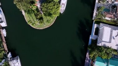 Fort Lauderdale, Florida 'daki Harbor Sahili' nden Stranahan Nehri 'ne bakan hava manzaralı..