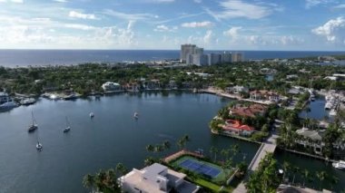 Fort Lauderdale 'deki Sylvia Gölü üzerindeki hava manzarası Harbor Beach Florida' dan okyanusa bakıyor..